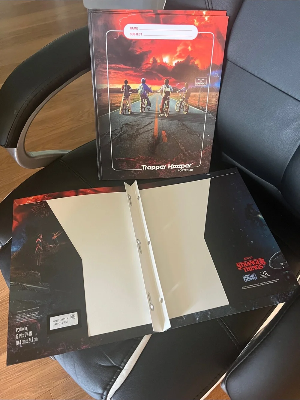 #27887*4 Trapper Keeper Portfolio- Sunset Riders Cover, Black & Red